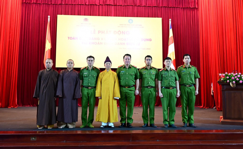 Tăng ni sinh Học viện Phật giáo Hà Nội tham gia kích hoạt tài khoản định danh điện tử VneID -0