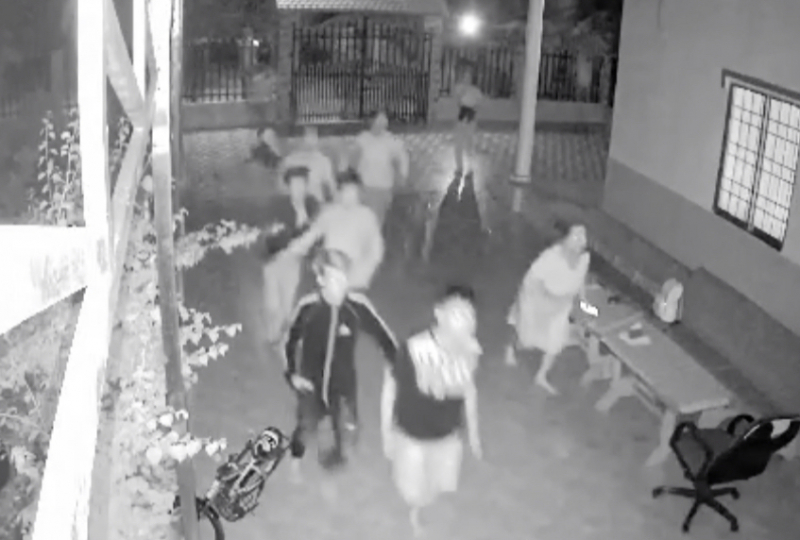 Thuê 4 ô tô chở gần 30 người đến nhà đánh 1 đối thủ -0