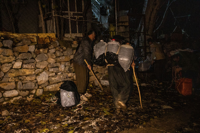 Ogzida chuqur qora tanli odam