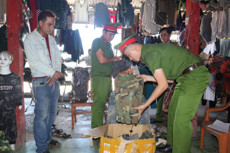 Thu giữ số lượng lớn quần áo rằn ri không rõ nguồn gốc -1