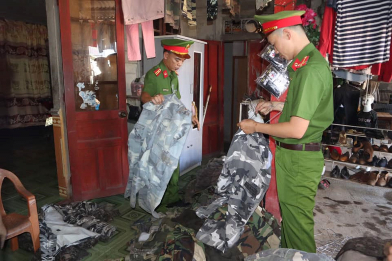 Thu giữ số lượng lớn quần áo rằn ri không rõ nguồn gốc -1