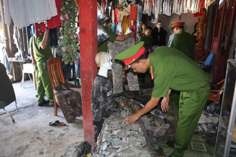 Thu giữ số lượng lớn quần áo rằn ri không rõ nguồn gốc -1