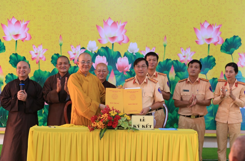 Tăng ni phật tử đồng hành cùng CSGT đảm bảo trật tự an toàn giao thông -0