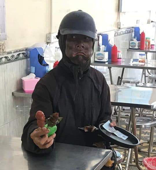 đt mặt đen đi ăn xin.jpg -0