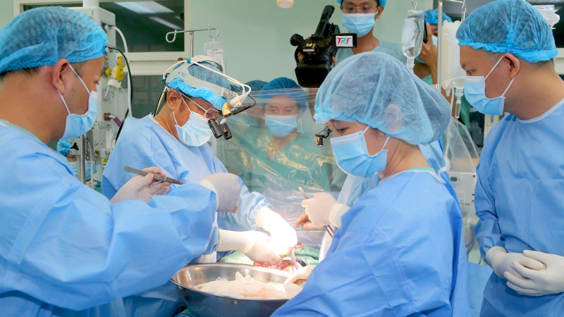 Bác sĩ chạy đua với thời gian để lập kỳ tích ca ghép tim xuyên Việt -0