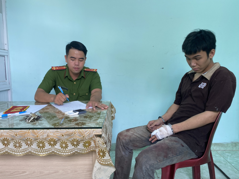 Bị truy đuổi, tên cướp bơi qua sông lẩn trốn nhưng không thoát khỏi tay 2 phụ hồ -0