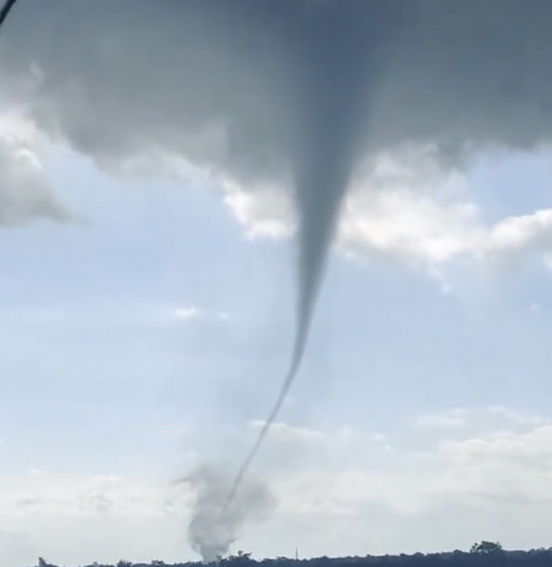 Vòi rồng cao hàng trăm mét xuất hiện ở Bạc Liêu -0