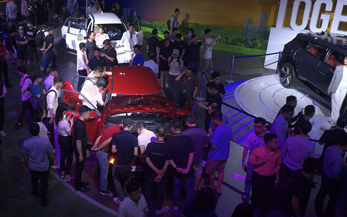 Triển lãm VinFast thu hút sự quan tâm của nhiều người dân -0