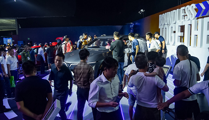 Triển lãm VinFast thu hút sự quan tâm của nhiều người dân -0