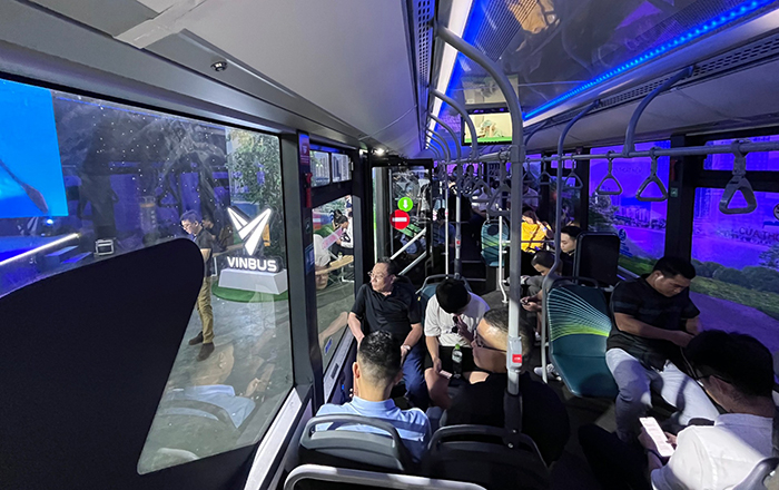 Triển lãm VinFast thu hút sự quan tâm của nhiều người dân -0