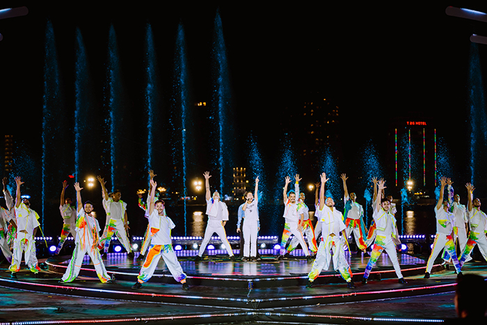 Ca sĩ Thu Minh và Văn Mai Hương biểu diễn tại chung kết DIFF 2023 -0