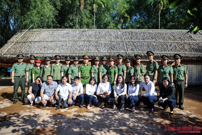 Khối thi đua số 4 Công đoàn CAND về nguồn tại những