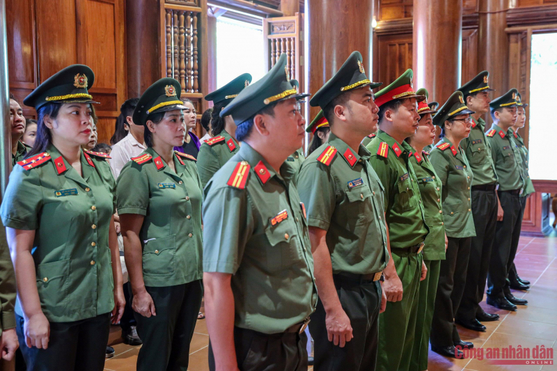 Khối thi đua số 4 Công đoàn CAND về nguồn tại những