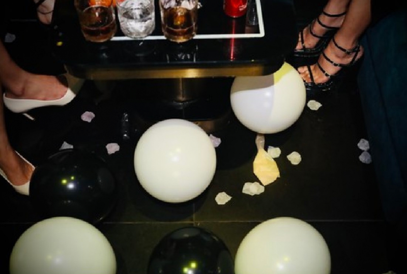 Kiểm tra bar phát hiện “bóng cười” nằm la liệt dưới sàn -0
