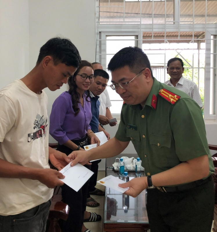 Công an tỉnh Bà Rịa-Vũng Tàu thăm hỏi, động viên các gia đình Liệt sĩ và người dân tại Đắk Lắk -0