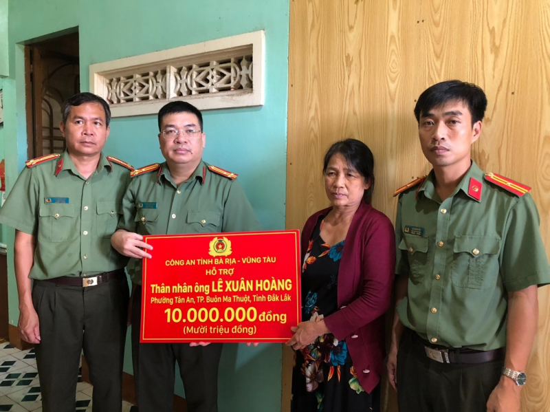 Công an tỉnh Bà Rịa-Vũng Tàu thăm hỏi, động viên các gia đình Liệt sĩ và người dân tại Đắk Lắk -1