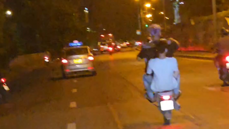 “Yêng hùng” lến phố đi chơi, bốc đầu trước mặt Cảnh sát 141 hóa trang -0