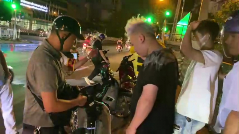 “Yêng hùng” lến phố đi chơi, bốc đầu trước mặt Cảnh sát 141 hóa trang -0