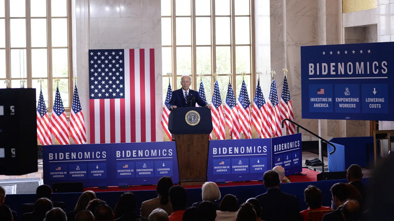 “Bidenomics” - Ván cược mới của Tổng thống Mỹ -0