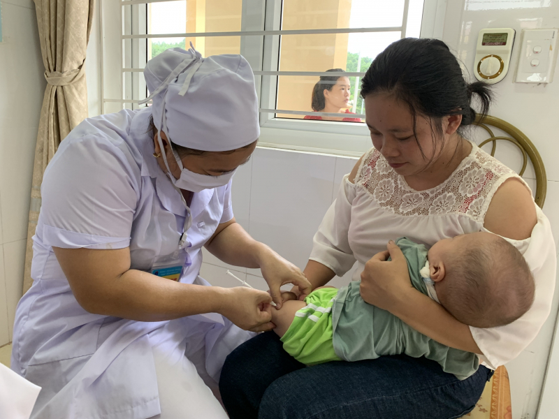 Tiếp tục bố trí ngân sách để mua vaccine tiêm chủng mở rộng -0