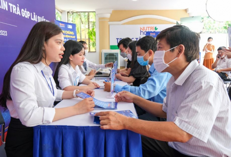 Phấn khởi vì được tiêm vaccine trước, trả sau không lãi suất -0