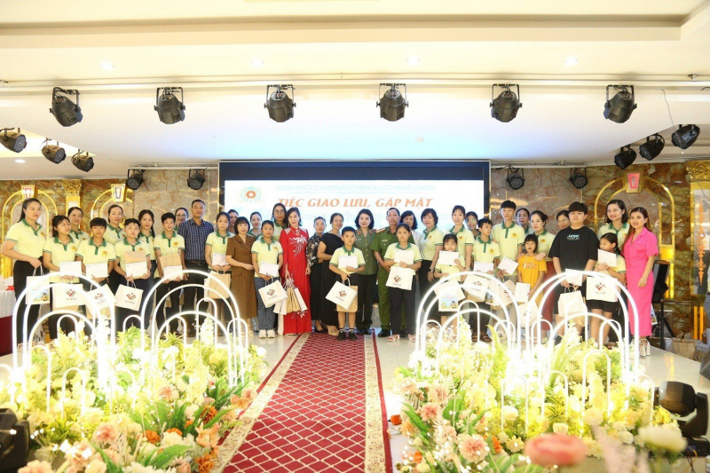 Trao 75 suất quà tặng cho trẻ mồ côi có hoàn cảnh khó khăn  -0