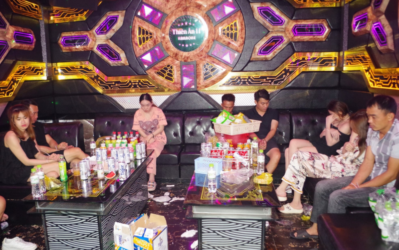 Khen thưởng lực lượng triệt phá ổ nhóm ma túy núp bóng dịch vụ karaoke -0