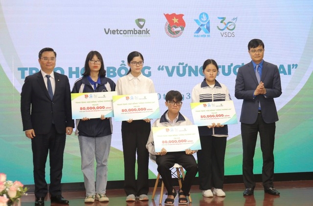 600 suất học bổng “Vững tương lai”  tiếp sức học sinh, sinh viên Việt Nam -0