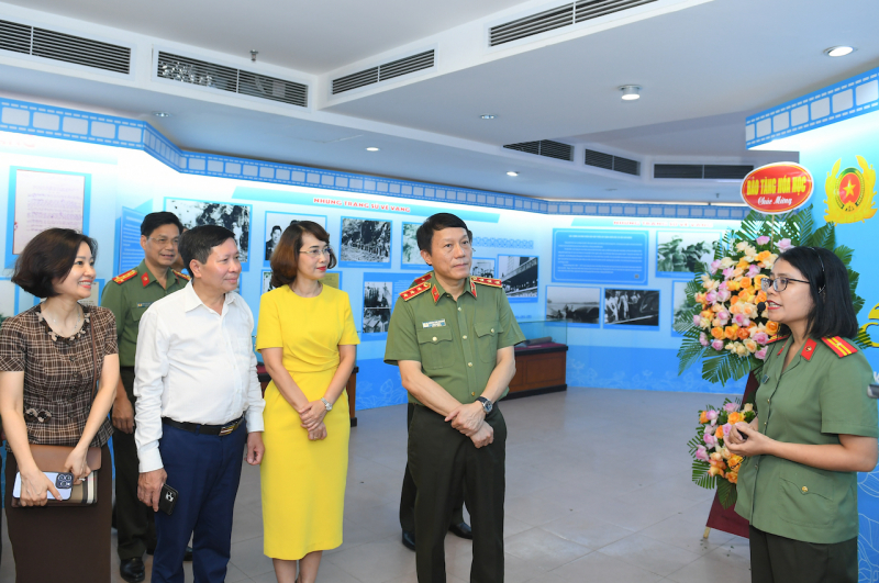 Trao giải cuộc thi tìm hiểu tư tưởng Hồ Chí Minh về CAND và triển lãm về lực lượng An ninh nhân dân -0