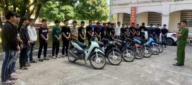 Tạm giam 10 đối tượng sử dụng hung khí gây náo loạn đường phố -0