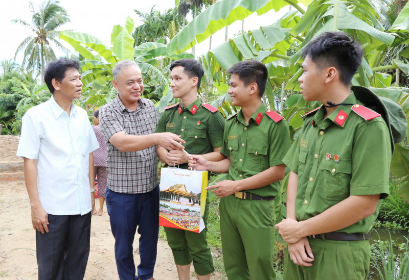 Bí thư Tỉnh ủy Sóc Trăng kiểm tra tiến độ xây dựng nhà cho người khó khăn  -0