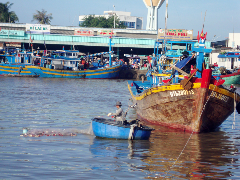 2-cảng cá bên sông cà ty.jpg -0