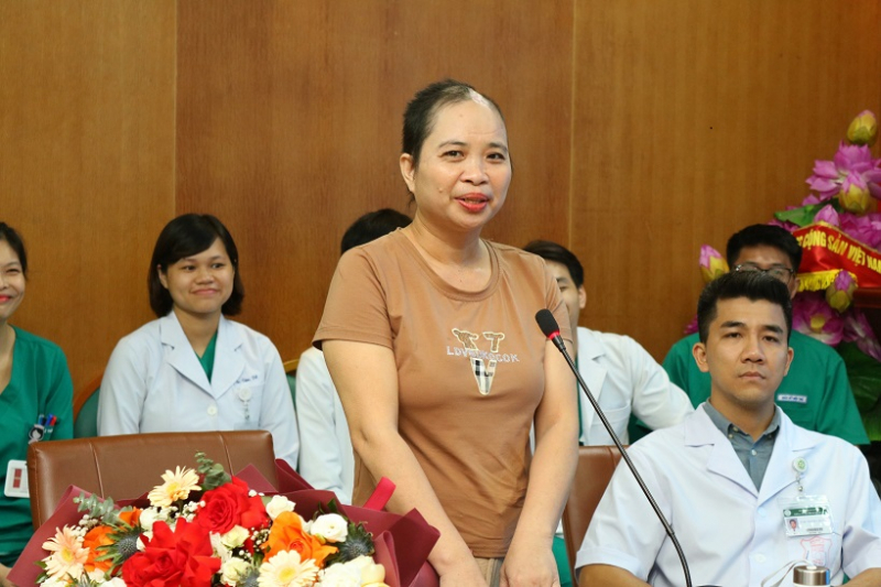 Cứu sống một phụ nữ bị máy cuốn làm lóc toàn bộ da đầu nguy kịch -0