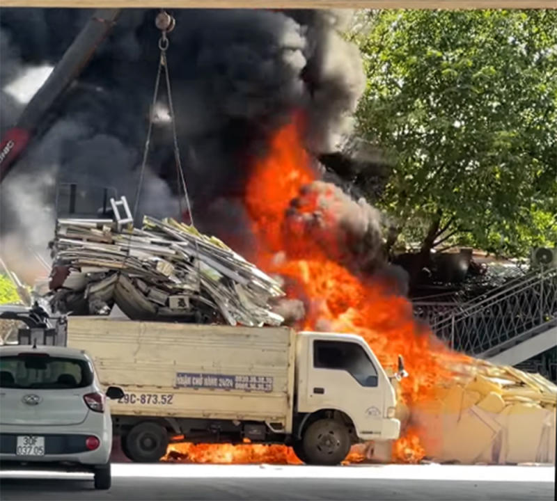 Cháy bãi phế liệu dưới trời nắng bỏng rát ở Hà Nội -0