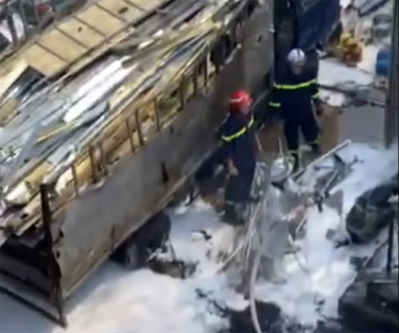 Cháy bãi phế liệu dưới trời nắng bỏng rát ở Hà Nội -0