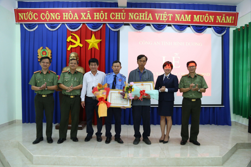 Khen thưởng 3 cá nhân dũng cảm khống chế kẻ cướp ngân hàng -0