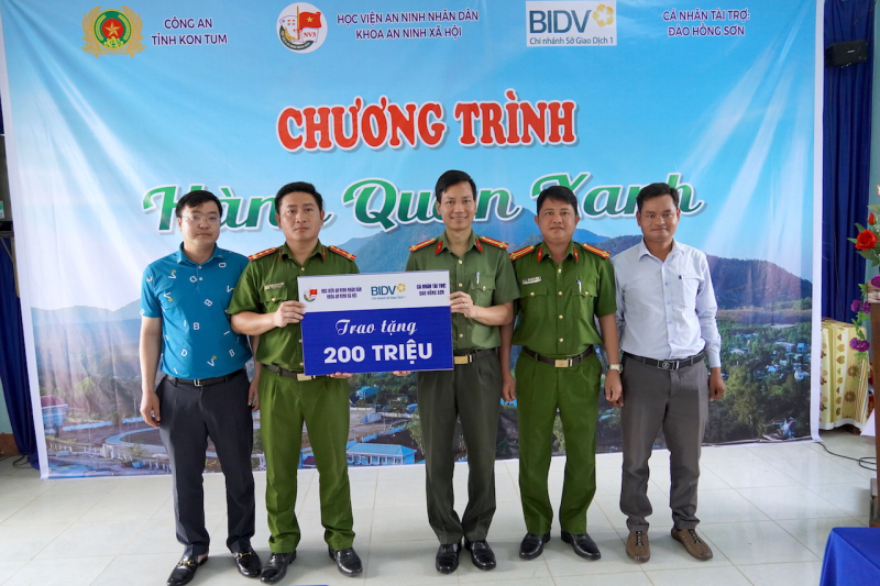 Kết hợp trao đổi nghiệp vụ và hỗ trợ Công an cơ sở sửa chữa trụ sở làm việc -0