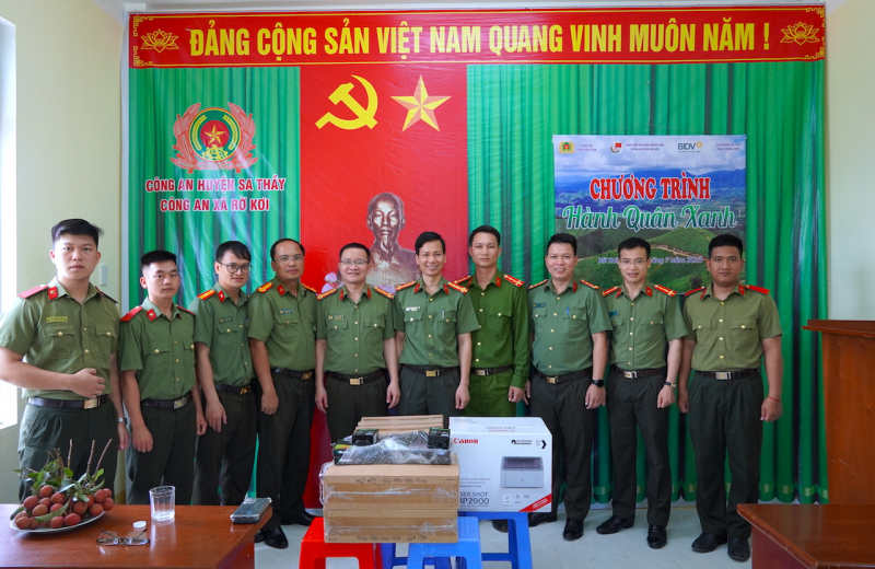 Kết hợp trao đổi nghiệp vụ và hỗ trợ Công an cơ sở sửa chữa trụ sở làm việc -0