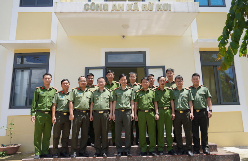 Kết hợp trao đổi nghiệp vụ và hỗ trợ Công an cơ sở sửa chữa trụ sở làm việc -0