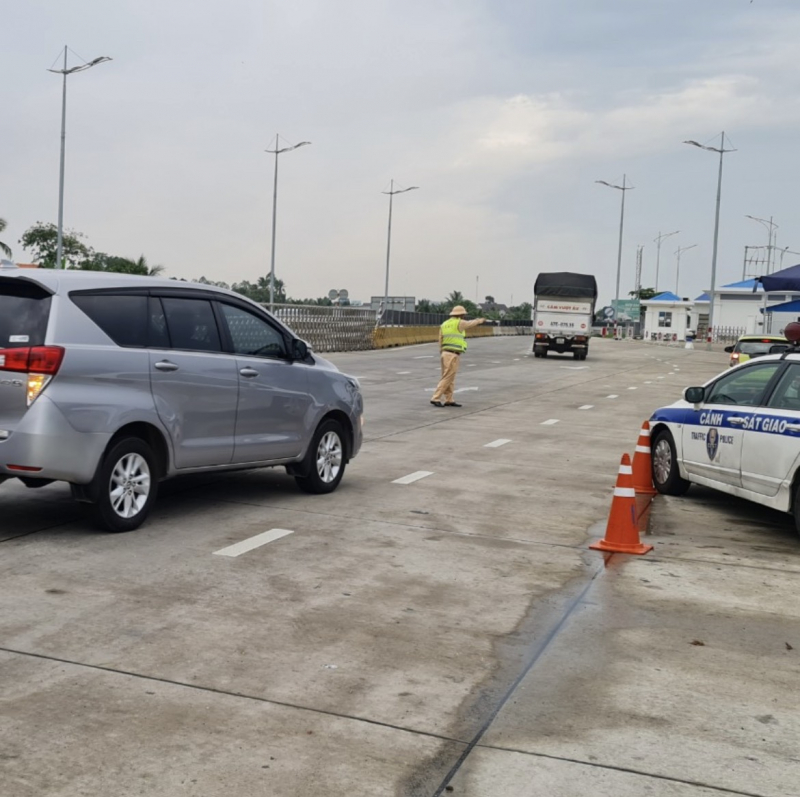 Xử lý nghiêm các phương tiện lưu thông vào làn khẩn cấp để ngăn TNGT -1