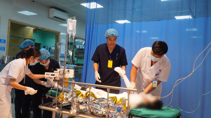 Câu cá gần đường điện cao thế, thiếu niên 13 tuổi bị bỏng 90% cơ thể -0