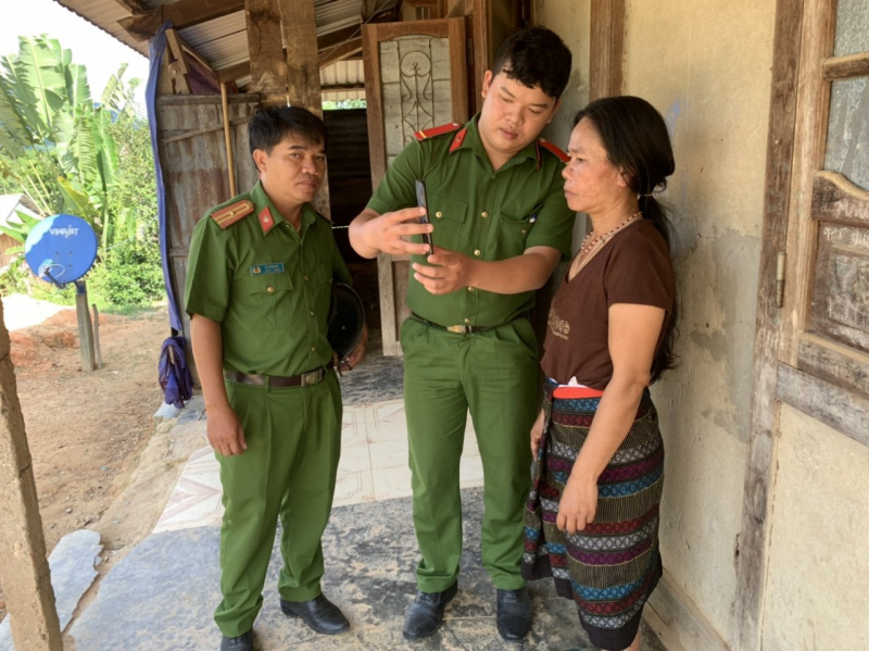 Tuổi trẻ Công an Thừa Thiên-Huế tình nguyện về xã biên giới kích hoạt tài khoản định danh điện tử -0