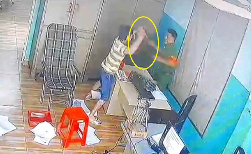 Truy xét đối tượng cầm kéo lao vào trụ sở Công an -0