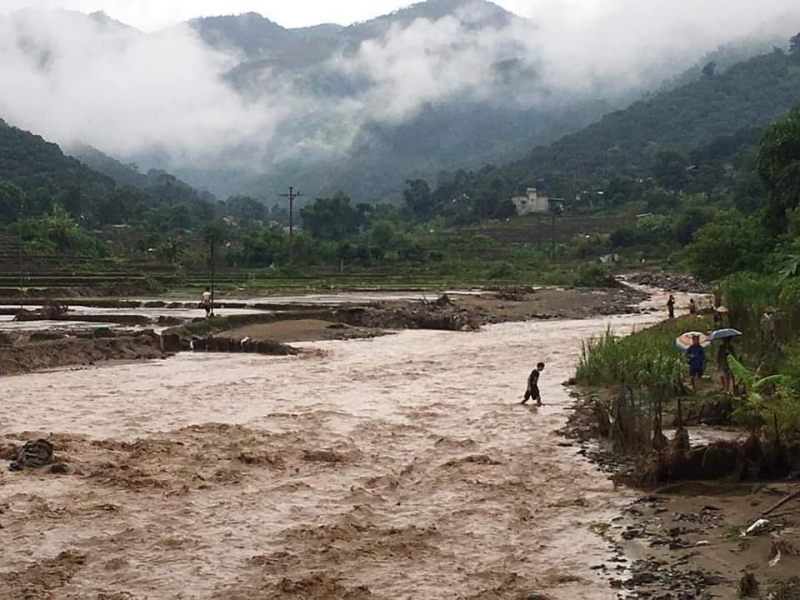 Mưa lớn kéo dài, cuốn trôi gần 1 tỷ đồng của người dân -1