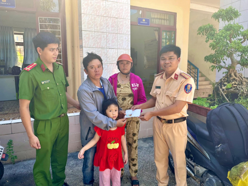 CSGT giúp đỡ vợ chồng có hoàn cảnh khó khăn để kịp thời về Nghệ An chữa bệnh -0