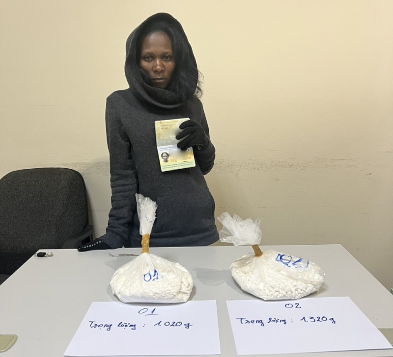 Phát hiện một hành khách nước ngoài mang 2,3kg ma túy nhập cảnh qua cảng HKQT Tân Sơn Nhất -0