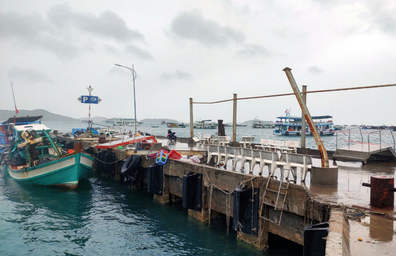 Dông lốc làm sập nhà chờ cầu cảng khiến 4 người thương vong -0