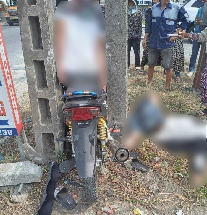 Xe máy “kẹp” ba, đâm vào giữa hai cột điện -0