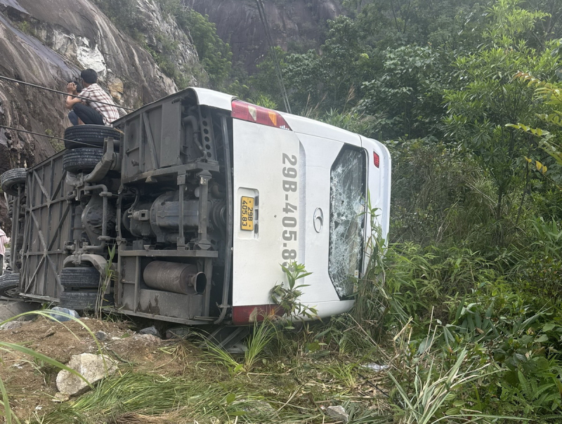            Thêm một người tử vong trong vụ lật xe khách trên đường đèo Khánh Lê -0