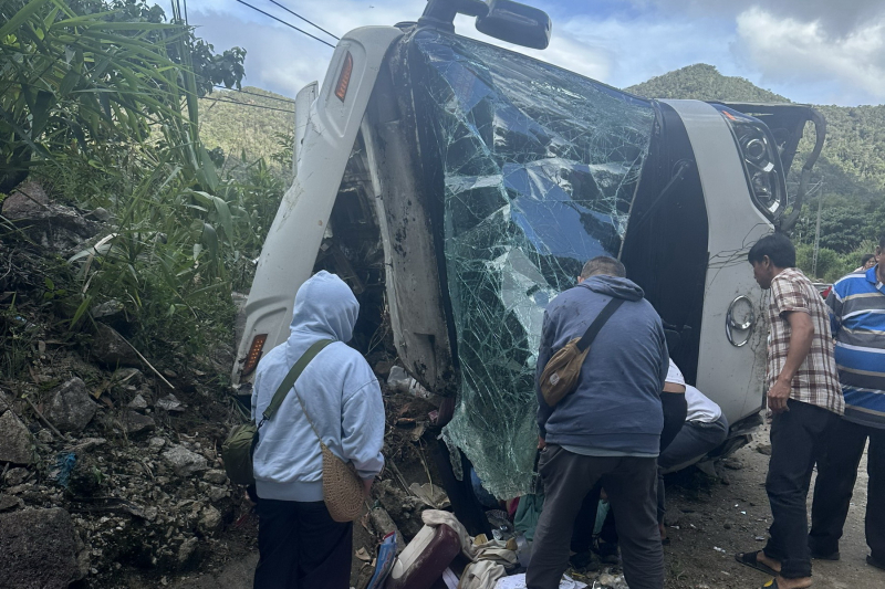            Thêm một người tử vong trong vụ lật xe khách trên đường đèo Khánh Lê -0